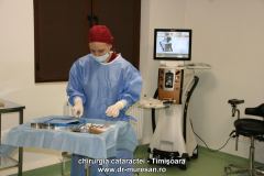 instrumentarul chirurgical si implantul de cristalin